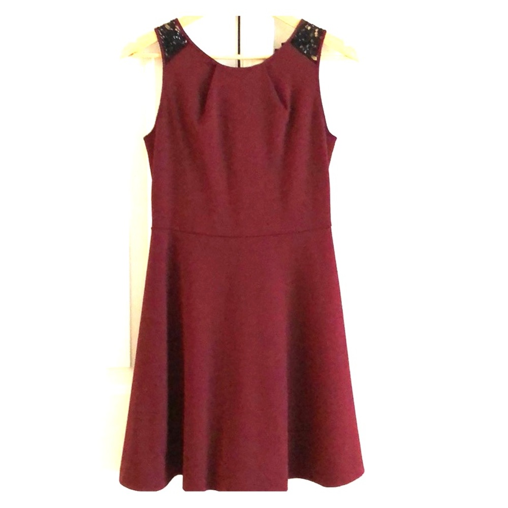 Mossimo maroon dress w/lace details size small